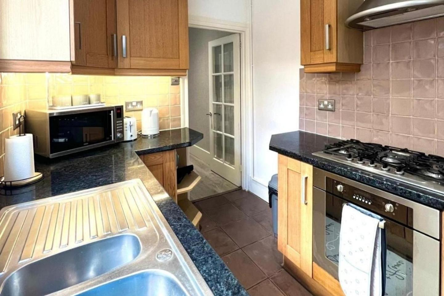 Strood Home-Sleeps 6-Great For Groups & Families Ρότσεστερ Εξωτερικό φωτογραφία